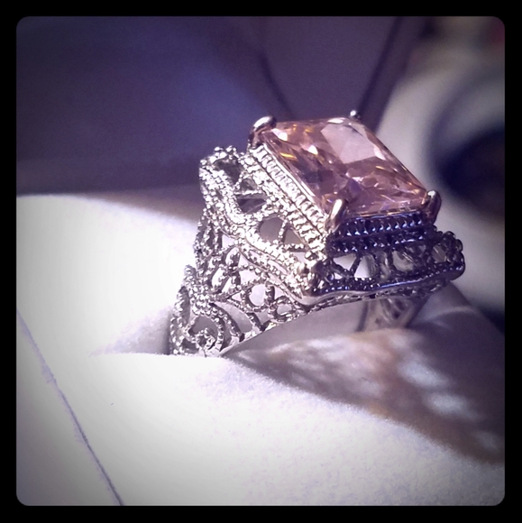 Ladies Ring - Picture 1 of 2